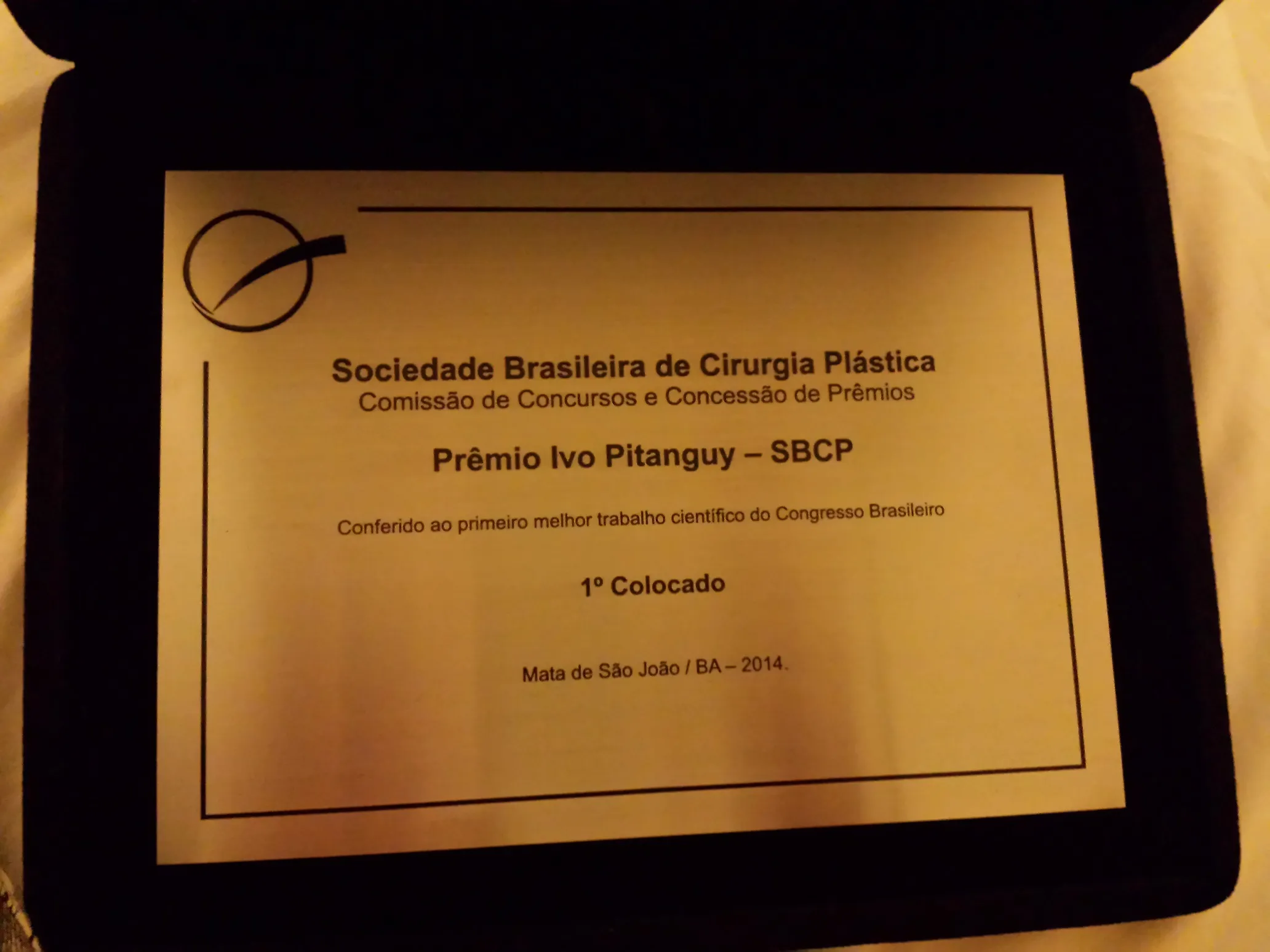 Dr. Thiago recebendo prêmio